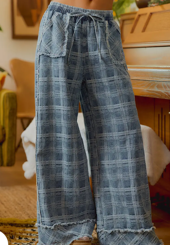 Frayed Detail Plaid Wide Leg Jeans with Dual Pockets